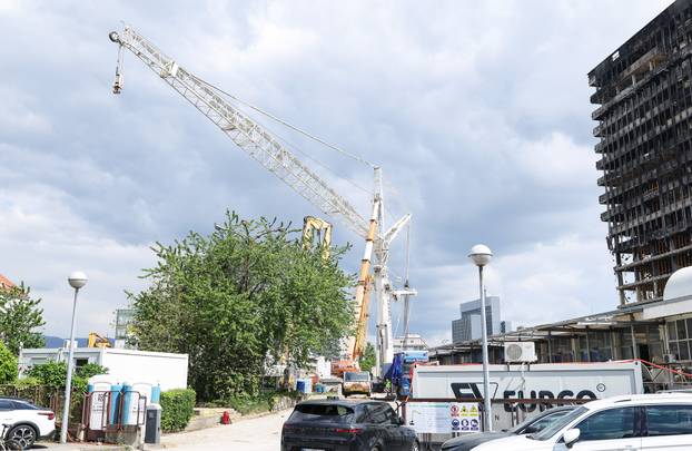 Zagreb: Kod Vjesnikovog nebodera počela je montaža velikog krana dizalice