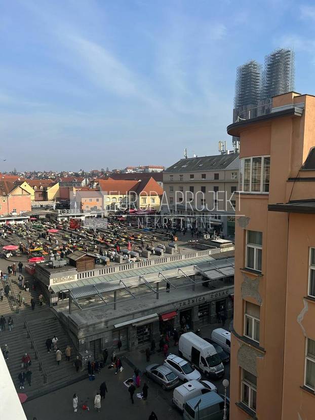 FOTO Zlatna tuš kabina, telefon kraj WC-a! Ovaj stan iznajmljuju na Trgu u Zagrebu. I cijena je hit