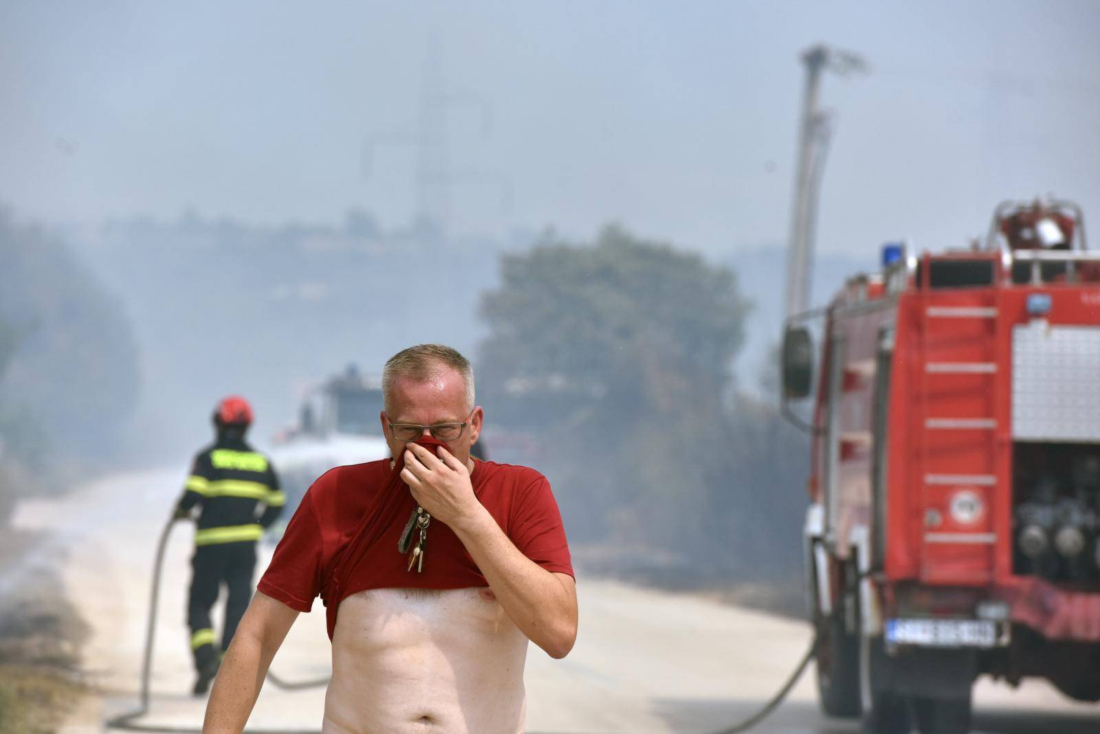 Besana noć pred vatrogascima: Počeli su evakuirati stanovnike