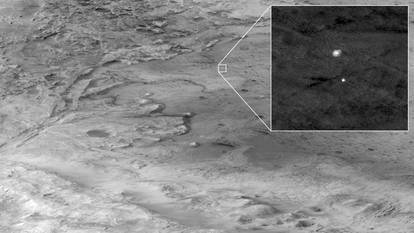 The descent stage holding NASA’s Perseverance rover can be seen falling through the Martian atmosphere