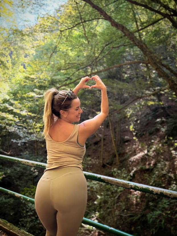FOTO Nives Celzijus šetala u prirodi pa u uskim tajicama pokazala svoju bujnu guzu