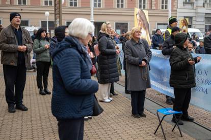 FOTO U Zagrebu opet molitelji i prosvjednici na glavnom trgu