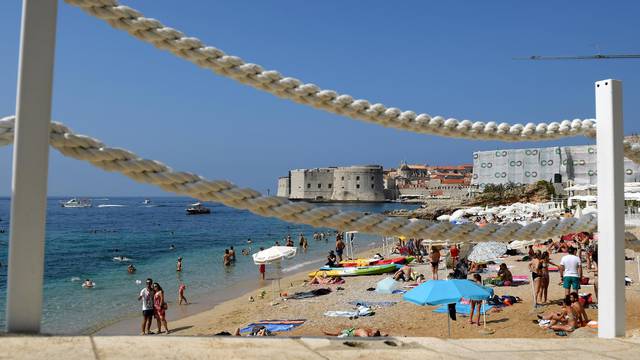 Dubrovnik: Pogled na povijesnu jezgru grada i plažu Banje