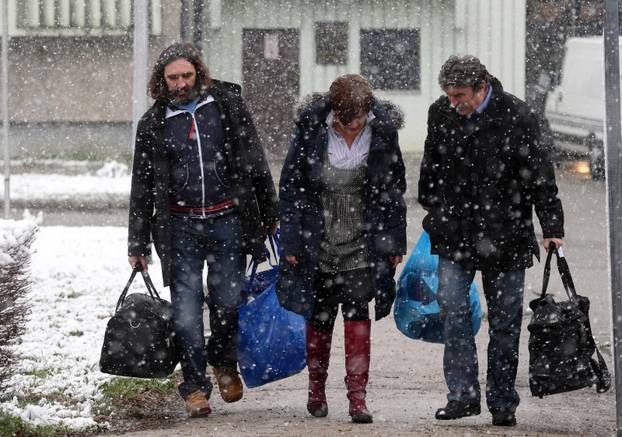 FOTO Suze, poljupci i - očaj na licu. Ovako su političari ulazili i odlazili iz zatvora u Remetincu
