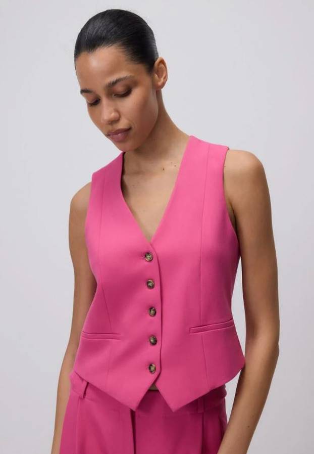 U modi su lagani sakoi i prsluci: Izabrali smo 20 najboljih