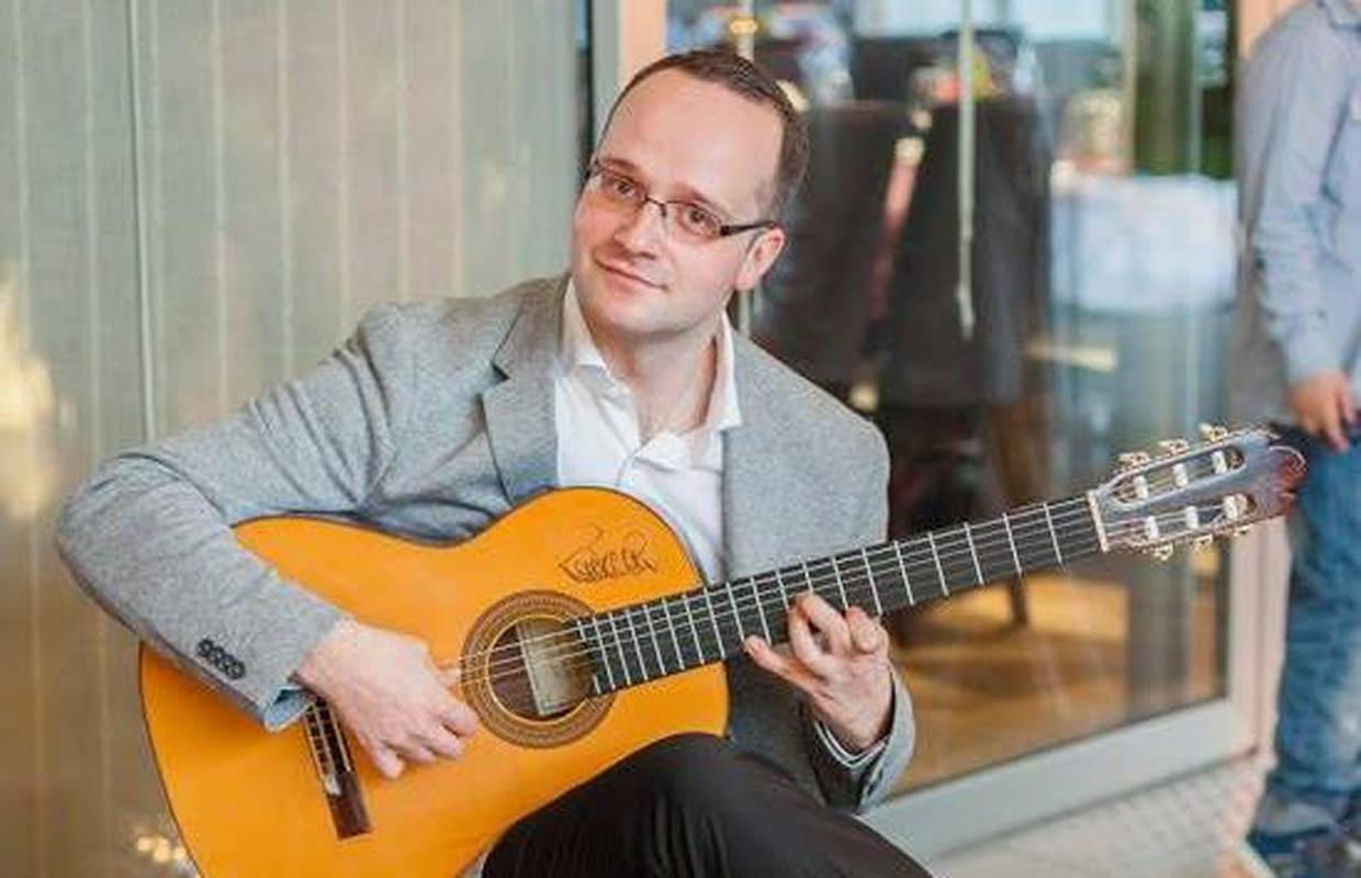 Besplatno podučava ljude sviranju gitare 'preko ekrana'