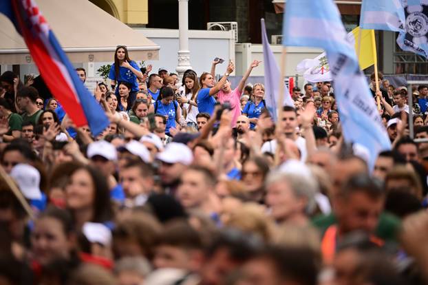 Zagreb: Dolazak hodočasnika Antunovskog hoda na Trg bana Josipa Jelačića