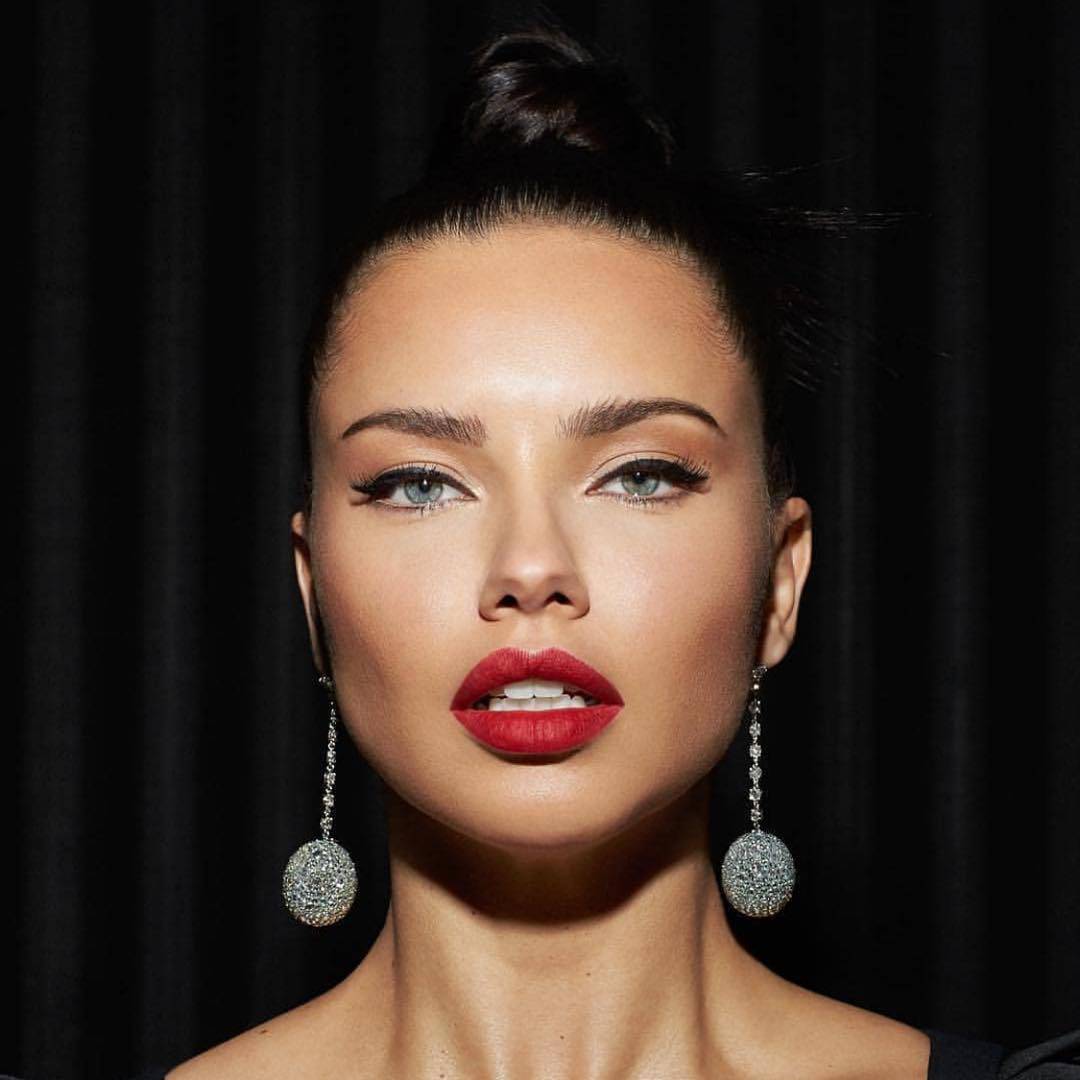 Adriana Lima sluša Lepu Brenu za Božić: Ori se 'Jugoslovenka'