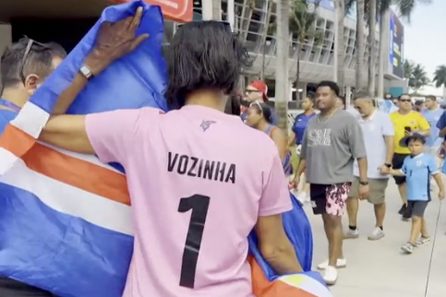 Vozinhina majka sti&zcaron;e na stadion u Miamiju odjevena u zastavu Zelenortskih Otoka