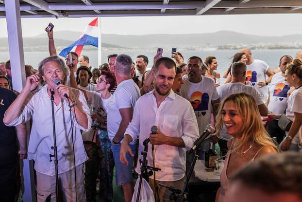 Split: Koncert u čast Oliveru Dragojeviću  na trajektu za Velu Luku