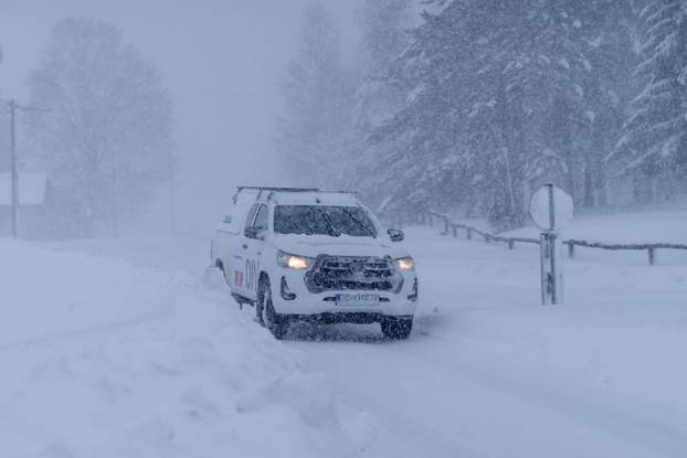 Korenica: Jako snježno nevrijeme stvorilo velike probleme u prometu