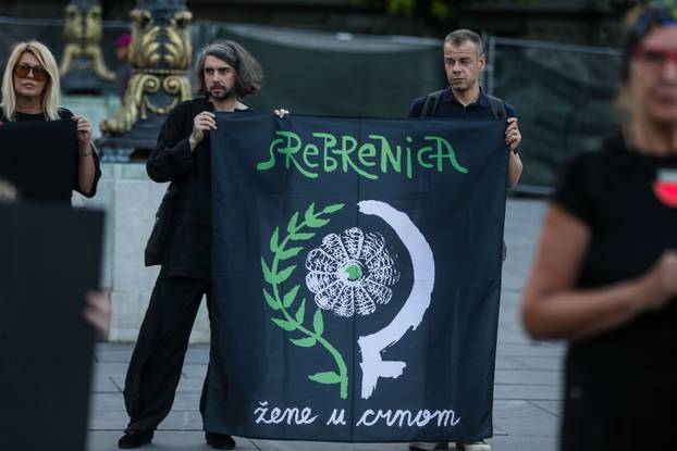 Žene u crnom na Trgu republike u Beogradu odale počast žrtvama genocida u Srebrenici