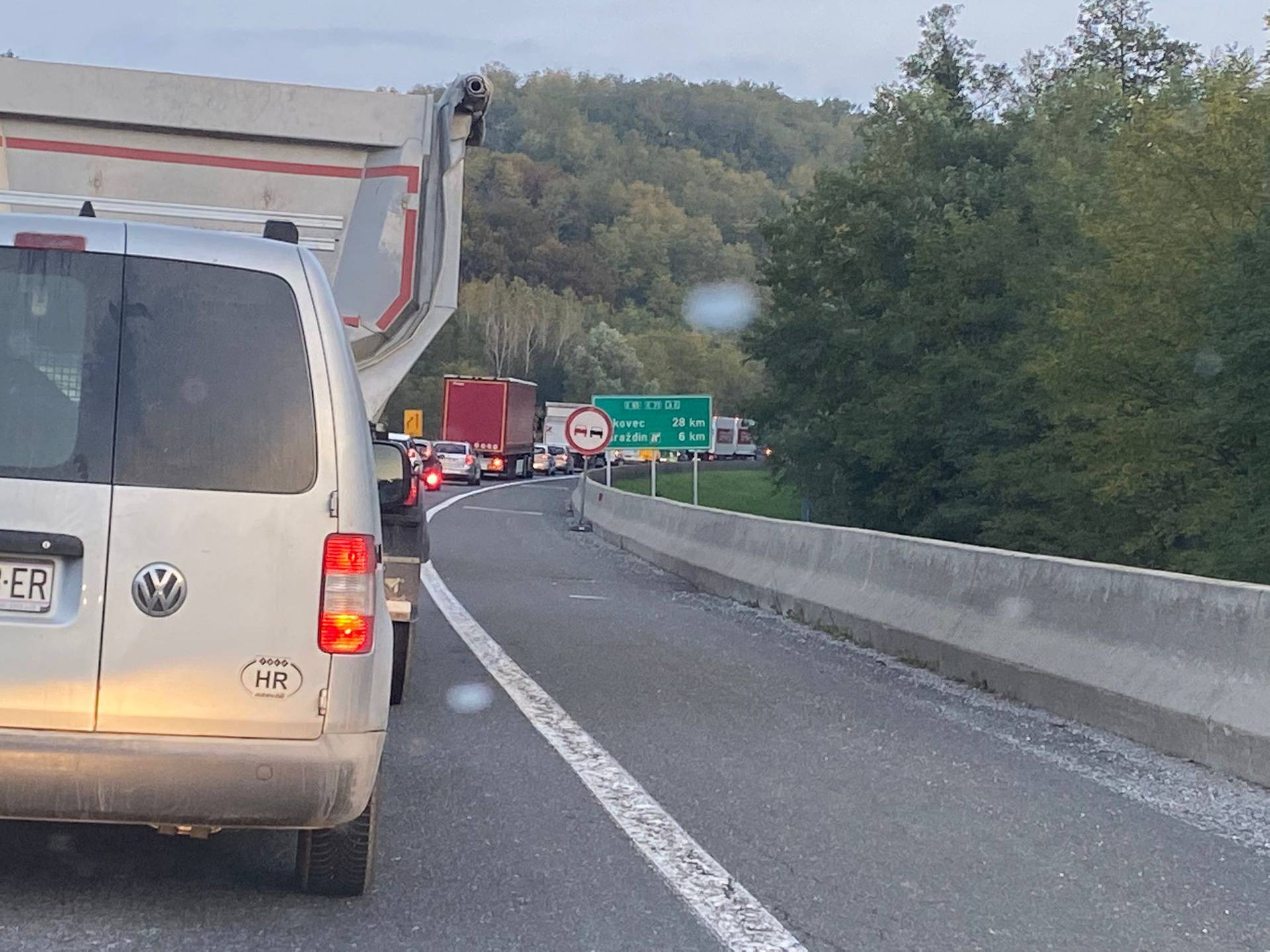 FOTO Krš i lom na autocesti A4 kod Varaždina:  Autom se zabio u ogradu u sudaru s kamionom