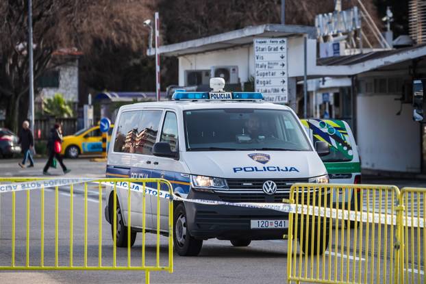 Split: Izvučen automobil koji je sinoć sletio u more kod gradske luke, vozač preminuo