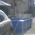 HIT SNIMKA  IZ DUBRAVE Na ulici postavili bazen: 'Ljudi mi sva&scaron;ta pi&scaron;u, ne znam gdje je problem'