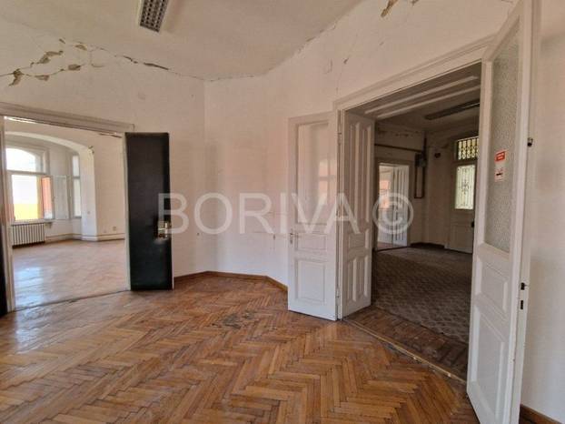 FOTO Za ovaj stan u Zagrebu traže 600.000 €: 'Nije saniran od potresa. Treba renovaciju'