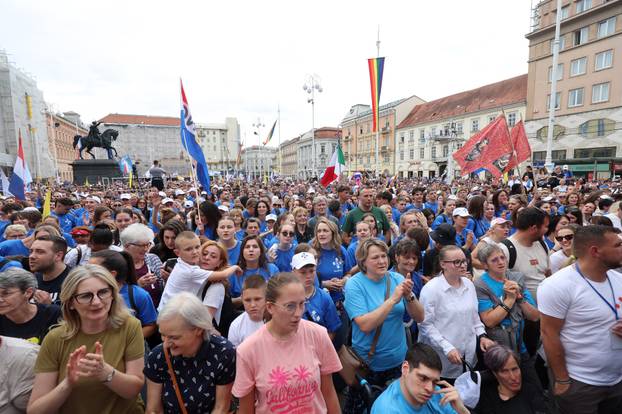 Zagreb: Dolazak hodočasnika Antunovskog hoda na Trg bana Josipa Jelačića