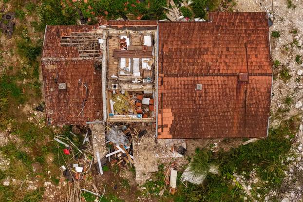 Pogled iz zraka na Donju Jablanicu gdje je prije godinu dana u bujičnim poplavama poginulo 19 osoba