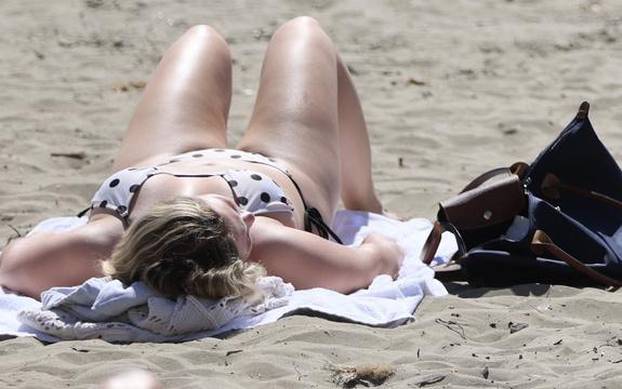 Split: Sunčanje na Bačvicama.