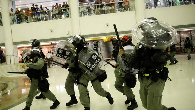 Neredi u Hong Kongu: Pucali u prosvjednike, ranjen muškarac