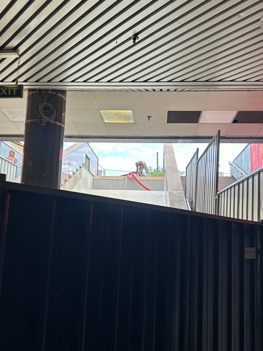 FOTO Je li moguće? Jedan radnik betonira oko stuba od 800.000 € na koje se čeka već 2 godine!