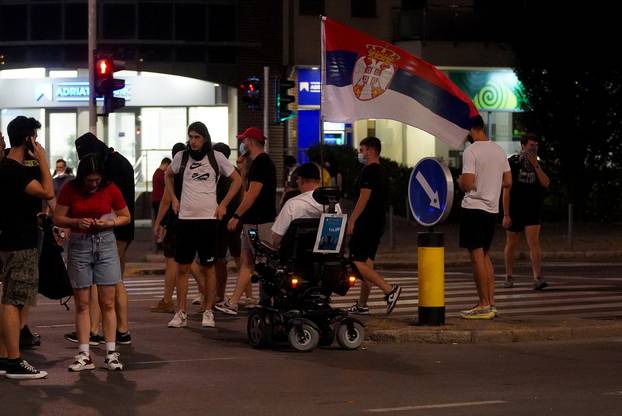 Policija i vojska suzavcima rastjerala okupljene prosvjednike u Novom Beogradu