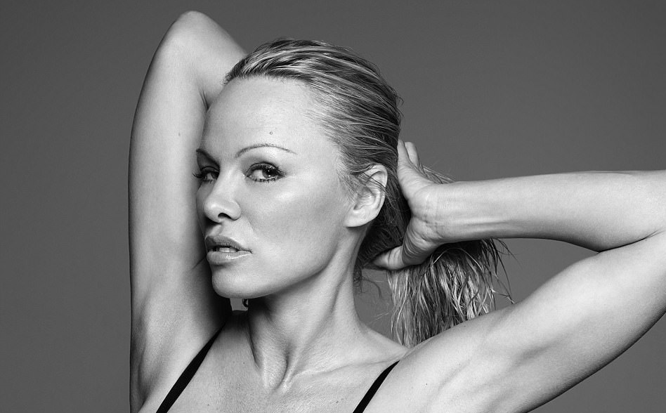 'Zločesta' Pamela Anderson pozirala u seksi donjem rublju