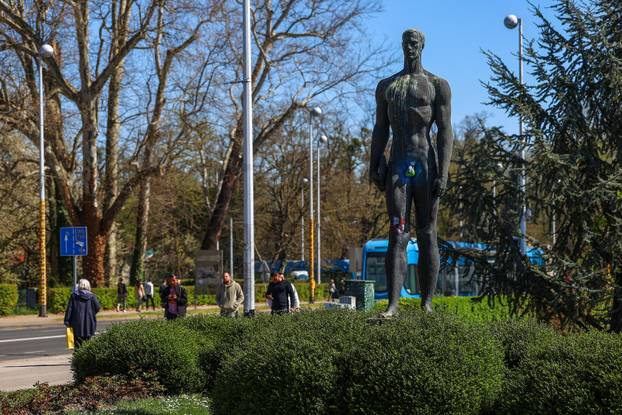 Zagreb: Na Uskrs osvanuli pofarbani testisi Bacača diska 