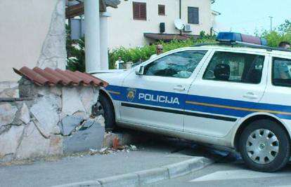 Pula: Policijskim autom je uletio u dvorište i lupio zid