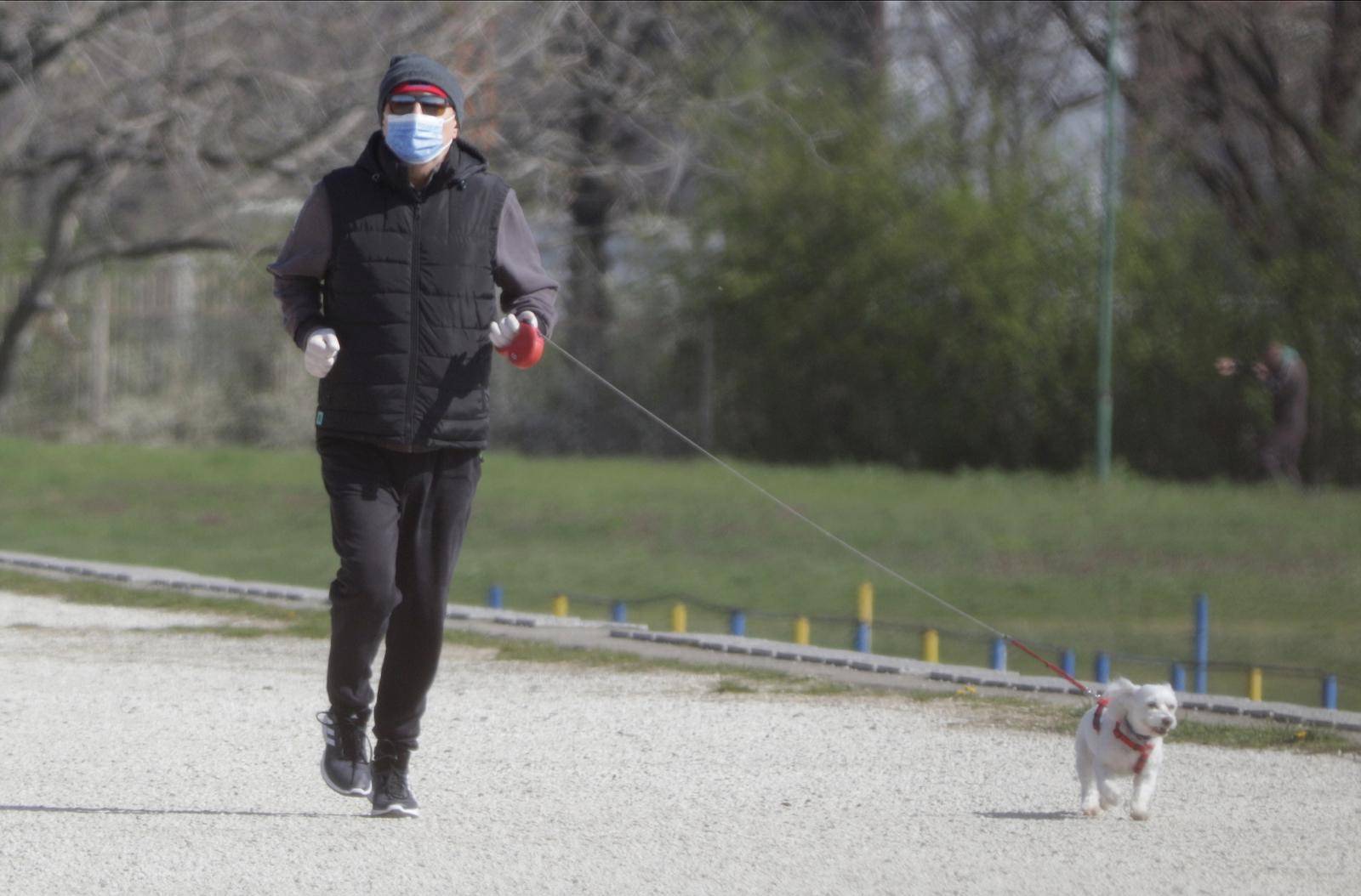 Beograd: Severinin svekar Dragan Kojić u šetnji s psićem