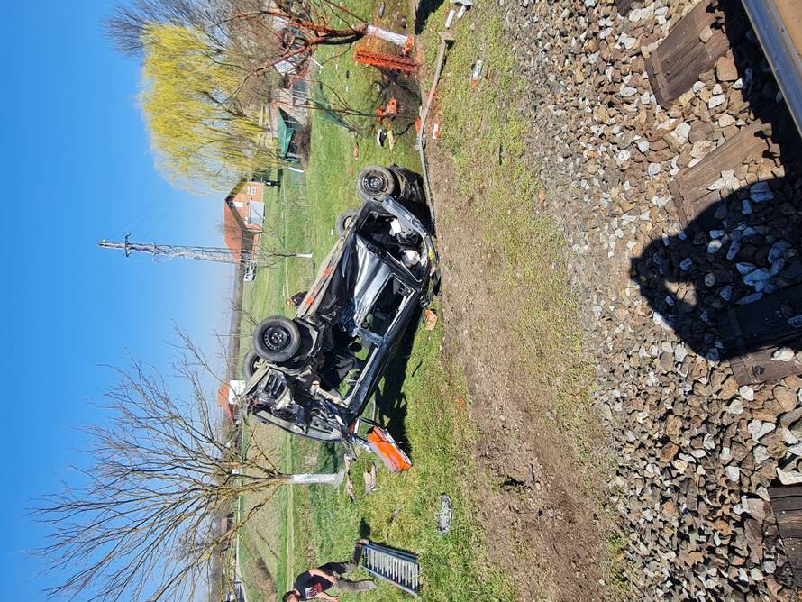 FOTO Nevjerojatno! Na auto u Slavoniji naletio vlak i potpuno ga smrskao, a čovjek preživio