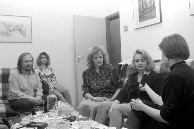 Zagreb: Tajči u društvu mame, tate i sestre nakon nastupa na Euroviziji, 1.3.1990.
