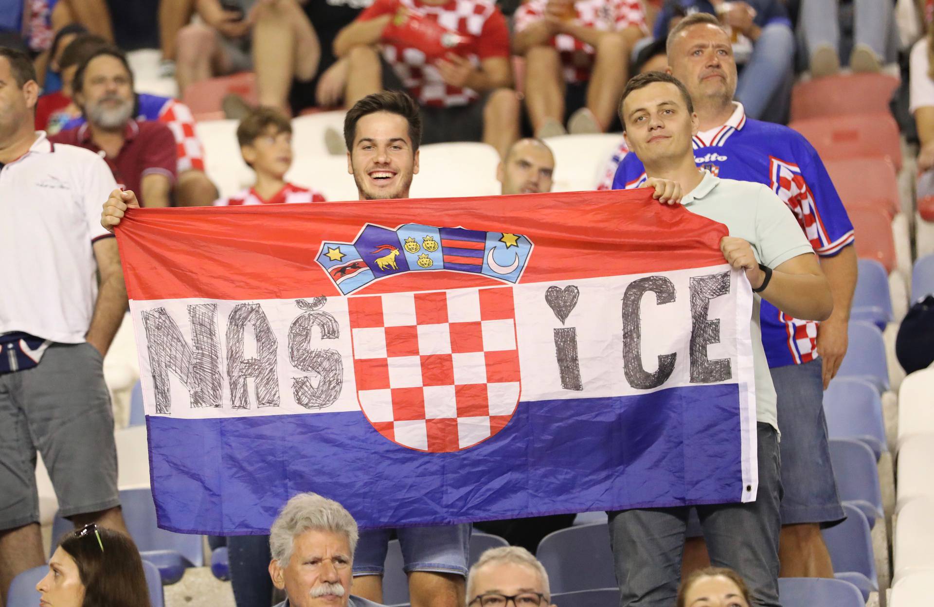 Split: Navijači na utakmici Hrvatska - Slovenija
