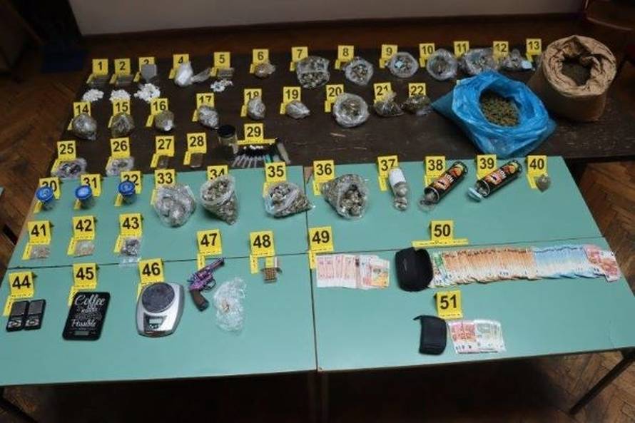 Pogledajte što su našli tipu kod Kutine! Droga, oružje, novac...