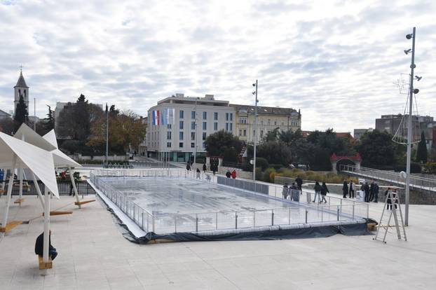 Šibenik: Zapo?eo proces zale?ivanja plohe klizališta