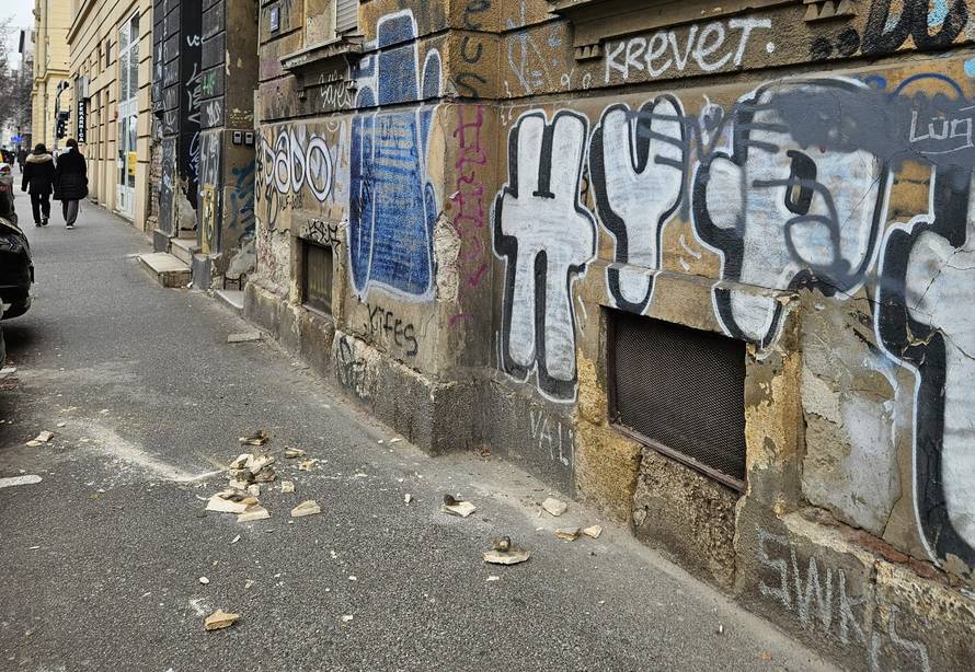 FOTO Pala žbuka u Branimirovoj ulici: 'Žena je zamalo poginula'