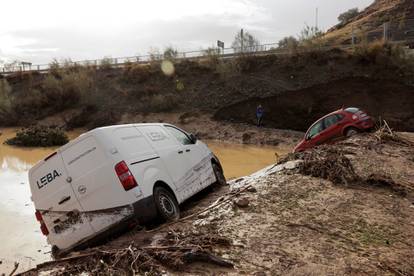 FOTO Katastrofalne poplave u Španjolskoj nakon obilnih kiša i tuče. Najmanje pet ljudi nestalo