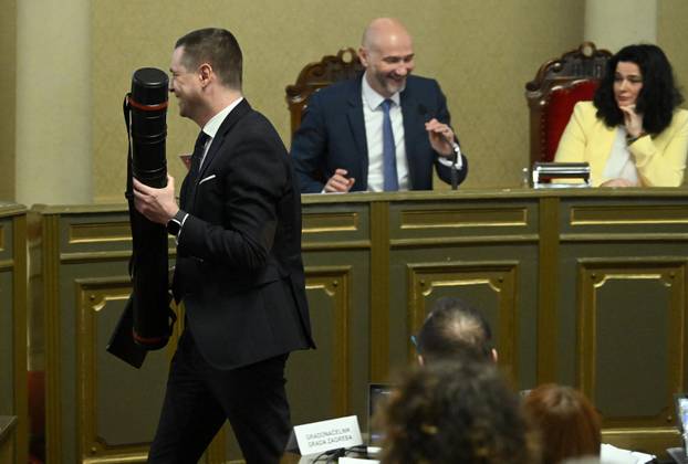 Zagreb: Herman za govornicu u Skupštini izašao s prometnim stupićem, Klisović pomislio da je bazuka