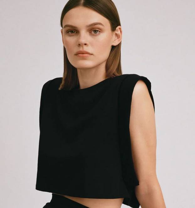 Važno ju je imati: Klasična crna majica u 10 bazičnih varijanti