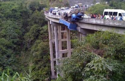 Vozača spasili iz kamiona koji je visio s mosta visokog 60 m
