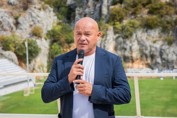 Imotski: Otkriven spomenik Mati Parlovu ispred stadiona Gospin Dolac
