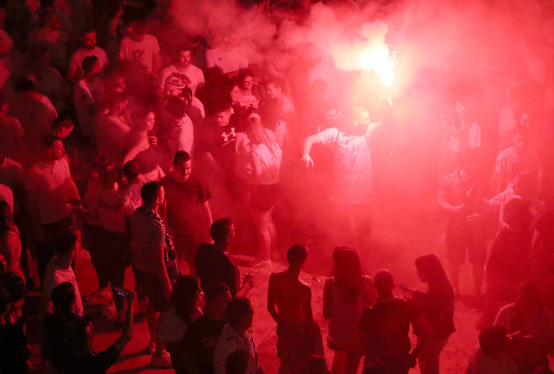 Zadar: Bakljada i navijači na Narodnom trgu nakon što je KK Zadar postao prvak Hrvatske