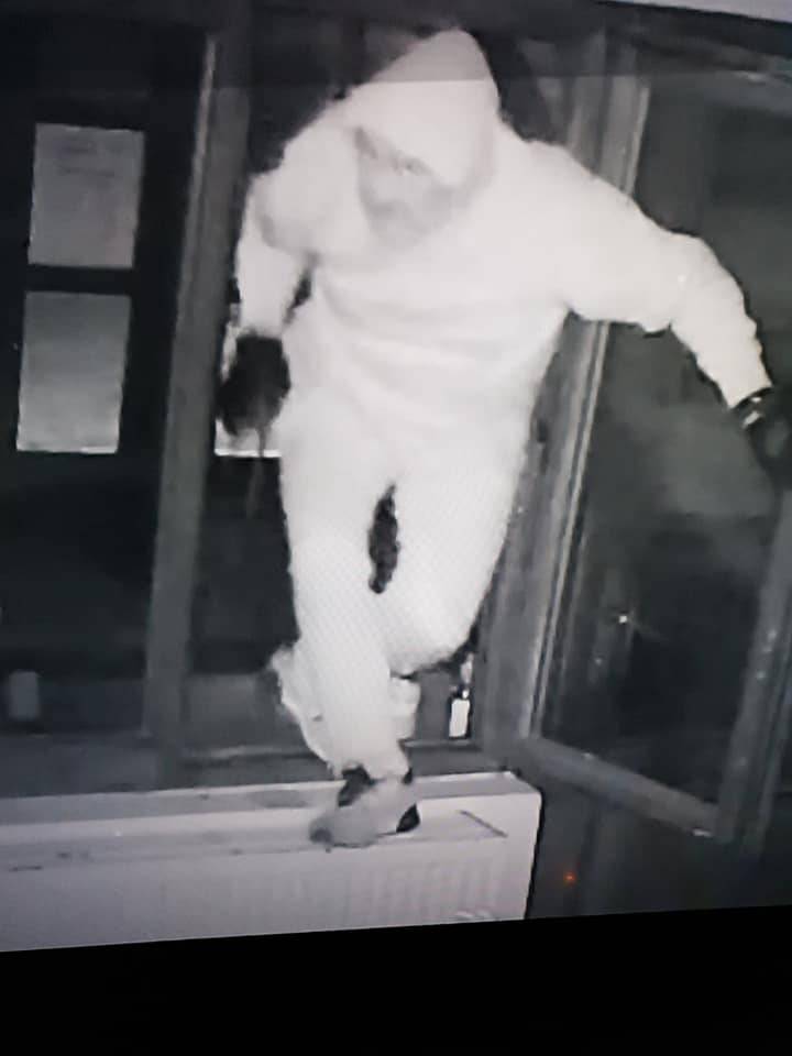 Objavio fotografije provalnika na Facebooku: Nije bio sam, a znao je gdje stoji blagajna