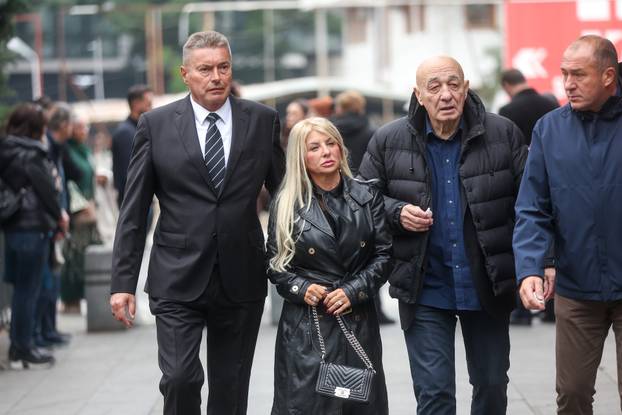 Sarajevo: Dolazak uzvanika na komemoraciju za Halida Bešlića u Narodno pozorište