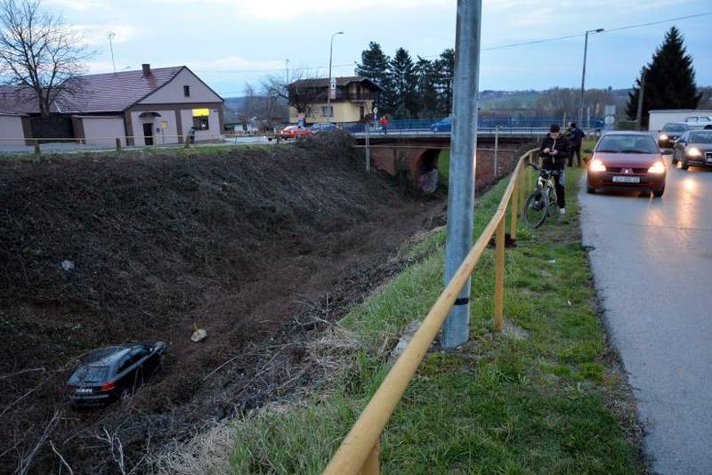 Nesreća u Bjelovaru: Audijem probio ogradu i sletio u kanal