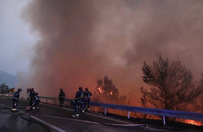 FOTO  Vatrogasci u paklu požara diljem Dalmacije: Herojski gasili cijelu noć, dolazili i iz Zagreba