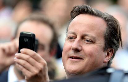 Britanski premijer Cameron se iživljavao na pečenom odojku