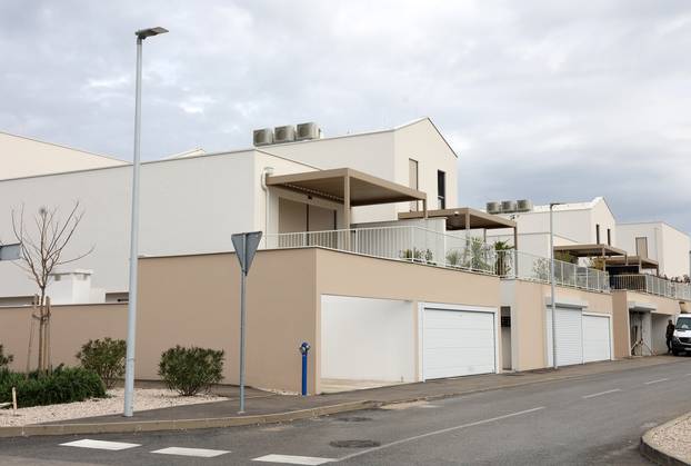 Šibenik: Novoizgrađene vile na plaži Rezalište u Brodarici