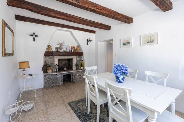 FOTO Ovaj predivan kameni dvorac s bazenom se prodaje za manje od 2 milijuna eura!