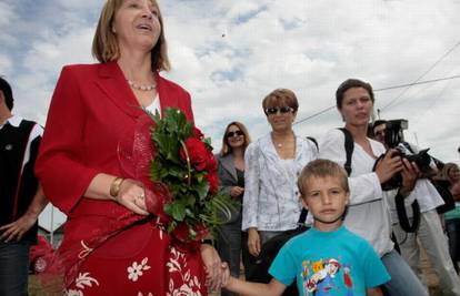 Žena u crvenom’ na dar od Roma dobila crvene ruže
